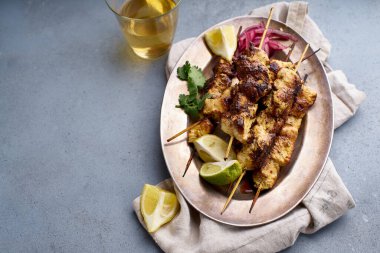 Baharatlı soğanlı tavuk tikka kebabı. Geleneksel Hint mutfağı konsepti, lezzetli başlangıç. 
