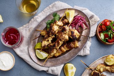Salamura soğanlı tavuk tikka kebabı ve taze salata. Geleneksel Hint mutfağı konsepti, lezzetli başlangıç. 