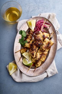 Baharatlı soğanlı tavuk tikka kebabı. Geleneksel Hint mutfağı konsepti, lezzetli başlangıç. 