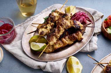 Salamura soğanlı tavuk tikka kebabı ve taze salata. Geleneksel Hint mutfağı konsepti, lezzetli başlangıç. 
