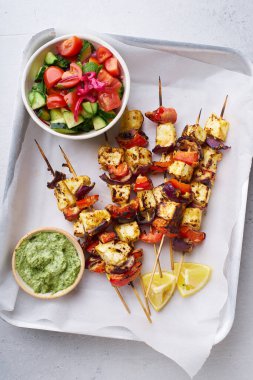Paneer tikka başlangıç kebabı nane soslu ve chapati ızgara peynir ve soğan dilimli dolmalık biber. Geleneksel Hint mutfağı konsepti 