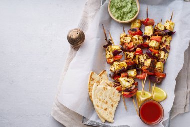 Paneer tikka başlangıç kebabı nane soslu ve chapati ızgara peynir ve soğan dilimli dolmalık biber. Geleneksel Hint mutfağı konsepti 