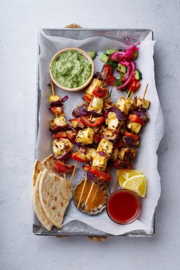 Paneer tikka başlangıç kebabı nane soslu ve chapati ızgara peynir ve soğan dilimli dolmalık biber. Geleneksel Hint mutfağı konsepti 