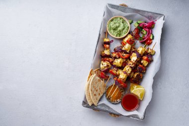 Paneer tikka başlangıç kebabı nane soslu ve chapati ızgara peynir ve soğan dilimli dolmalık biber. Geleneksel Hint mutfağı konsepti 