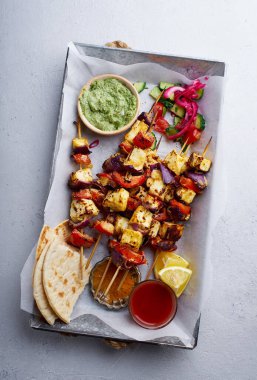 Paneer tikka başlangıç kebabı nane soslu ve chapati ızgara peynir ve soğan dilimli dolmalık biber. Geleneksel Hint mutfağı konsepti 