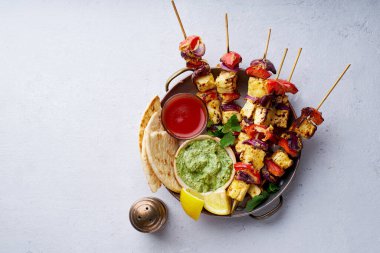 Paneer tikka başlangıç kebabı nane soslu ve chapati ızgara peynir ve soğan dilimli dolmalık biber. Geleneksel Hint mutfağı konsepti 
