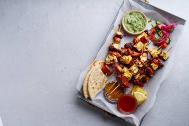 Paneer tikka başlangıç kebabı nane soslu ve chapati ızgara peynir ve soğan dilimli dolmalık biber. Geleneksel Hint mutfağı konsepti 