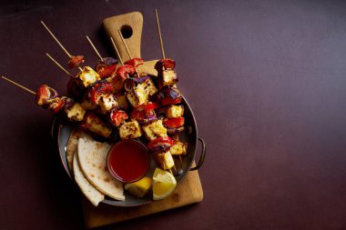 Paneer tikka başlangıç kebabı nane soslu ve chapati ızgara peynir ve soğan dilimli dolmalık biber. Geleneksel Hint mutfağı konsepti 