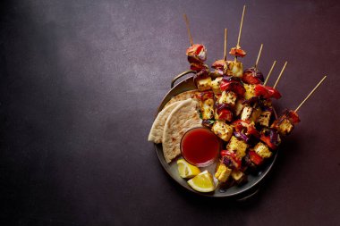 Paneer tikka başlangıç kebabı nane soslu ve chapati ızgara peynir ve soğan dilimli dolmalık biber. Geleneksel Hint mutfağı konsepti 