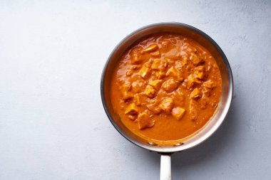 Baharatlı domates sosunda pişirilmiş yumuşak peynirli Paneer tikka masala ve beton kaplama çelik tavada krema. Hint mutfağı konsepti, 