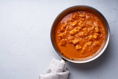 Baharatlı domates sosunda pişirilmiş yumuşak peynirli Paneer tikka masala ve beton kaplama çelik tavada krema. Hint mutfağı konsepti, 