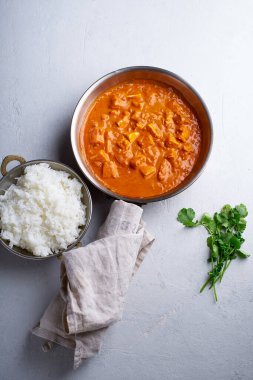 Baharatlı domates sosunda pişirilmiş yumuşak peynirli Paneer tikka masala çelik tavada krema ve bovling betonu arka planda pirinç. Hint mutfağı konsepti, 