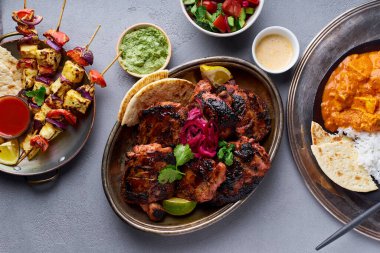 Hint yemeği tandır tavuğu ve paneer tikka kebabı ve naneli baharatlı paneer tikka masala ve basmati pilavı. Hint mutfağı kavramı 