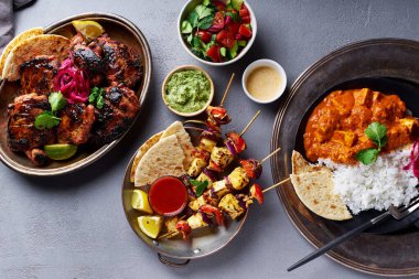 Hint yemeği tandır tavuğu ve paneer tikka kebabı ve naneli baharatlı paneer tikka masala ve basmati pilavı. Hint mutfağı kavramı 
