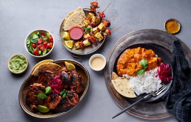 Hint yemeği tandır tavuğu ve paneer tikka kebabı ve naneli baharatlı paneer tikka masala ve basmati pilavı. Hint mutfağı kavramı 