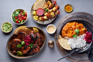Hint yemeği tandır tavuğu ve paneer tikka kebabı ve naneli baharatlı paneer tikka masala ve basmati pilavı. Hint mutfağı kavramı 