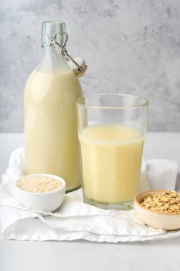 Şişede pirinç sütü ve yulaf sütü ve mısır gevreğiyle kaseler laktoz intoleransı için sağlıklı süt ürünleri. 