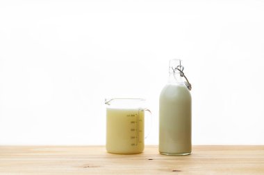 Yulaflı soya, şişede badem sütü ve sürahi. Sağlıklı protein vegan içecek konsepti 