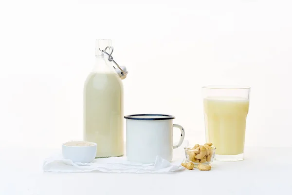 Reismilch Und Cashewmilch Flasche Und Tasse Und Schalen Mit Müsli — Stockfoto