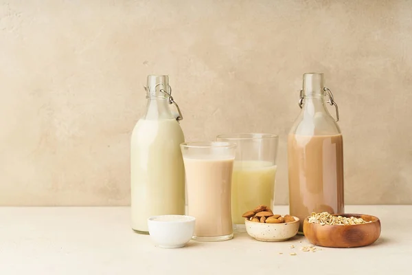 Arroz Avena Con Anacardo Leche Almendras Chocolate Botellas Vasos Sobre —  Fotos de Stock