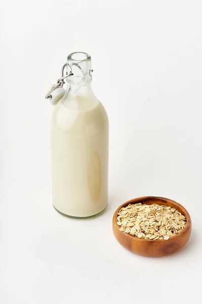 Leche Avena Vaso Alto Con Avena Tazón Sobre Fondo Blanco —  Fotos de Stock