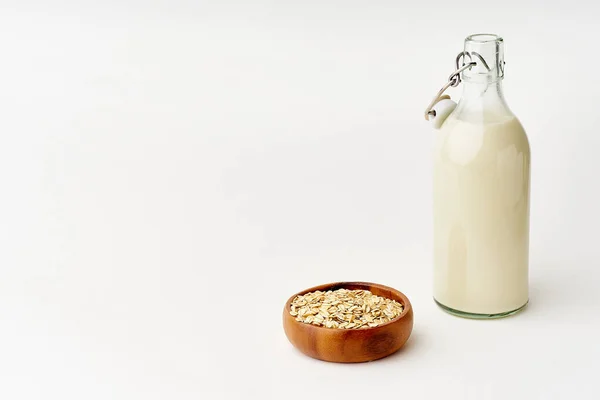 Leche Avena Vaso Alto Con Avena Tazón Sobre Fondo Blanco — Foto de Stock