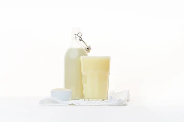 Reismilch Einer Flasche Und Hohen Glas Mit Reis Einer Schüssel — Stockfoto