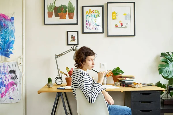 Artista Feminina Seu Local Trabalho Trabalhando Casa Jovem Vestida Jeans — Fotografia de Stock