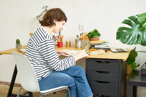 Künstlerin Ihrem Arbeitsplatz Die Von Hause Aus Arbeitet Frau Jeans — Stockfoto