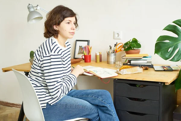 Artiste Féminine Sur Son Lieu Travail Travaillant Maison Femme Vêtue — Photo