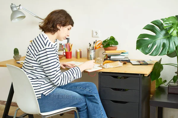 Yerindeki Kadın Sanatçı Evden Çalışıyor Kot Pantolon Çizgili Gömlek Giymiş — Stok fotoğraf