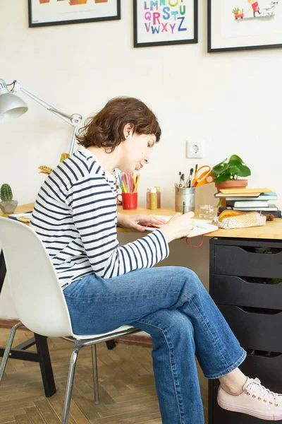 Artista Feminina Seu Local Trabalho Trabalhando Casa Mulher Vestida Jeans — Fotografia de Stock