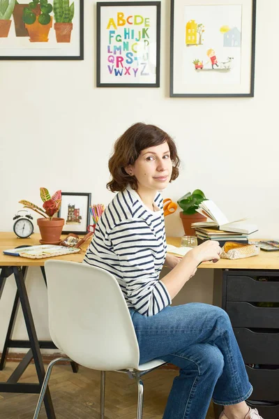 Artystka Pracująca Domu Kobieta Ubrana Dżinsy Koszulę Paski Siedzi Przy — Zdjęcie stockowe
