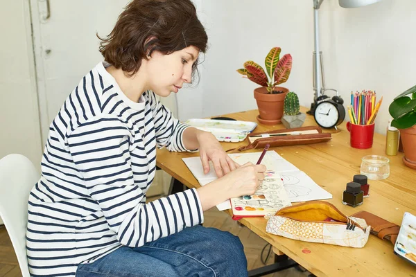 Umělkyně Svém Pracovišti Pracující Domova Žena Oblečená Džínách Pruhované Košili — Stock fotografie
