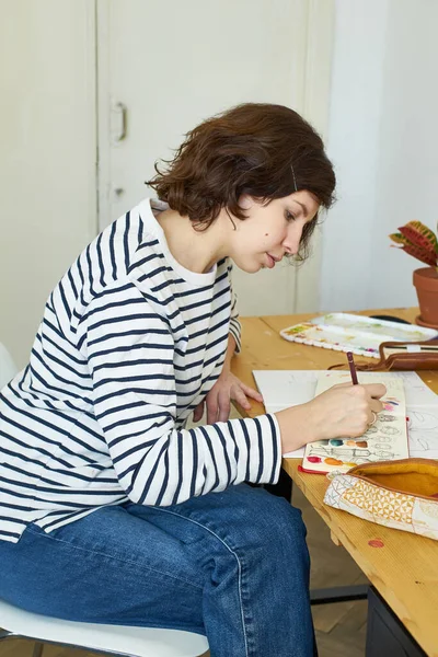 Umělkyně Svém Pracovišti Pracující Domova Žena Oblečená Džínách Pruhované Košili — Stock fotografie
