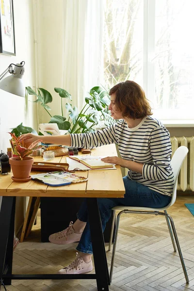 Künstlerin Ihrem Arbeitsplatz Die Von Hause Aus Arbeitet Frau Jeans — Stockfoto