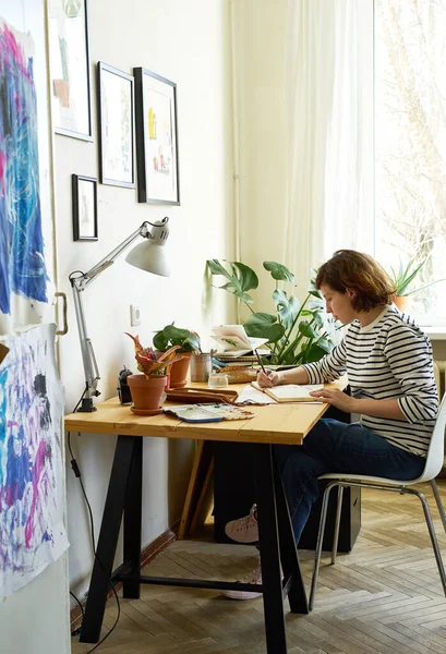 Künstlerin Ihrem Arbeitsplatz Die Von Hause Aus Arbeitet Frau Jeans — Stockfoto