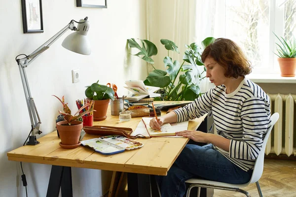 Künstlerin Ihrem Arbeitsplatz Die Von Hause Aus Arbeitet Frau Jeans — Stockfoto