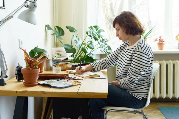 Künstlerin Ihrem Arbeitsplatz Die Von Hause Aus Arbeitet Frau Jeans — Stockfoto