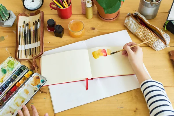 Flatlay Close Beeld Van Kunstenaar Tekening Een Schetsboek Vrouwelijke Ontwerper — Stockfoto