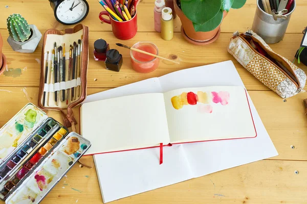 Flatlay Close Beeld Van Kunstenaar Tekening Een Schetsboek Vrouwelijke Ontwerper — Stockfoto