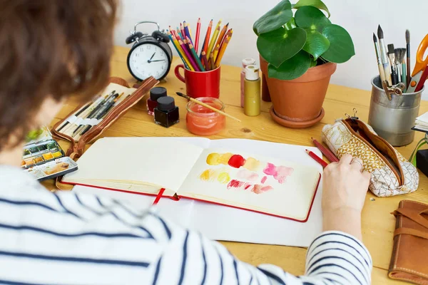 Imagem Close Desenho Artista Caderno Esboços Designer Feminina Trabalhando Casa — Fotografia de Stock