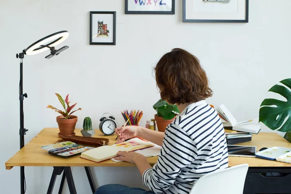 Artista Feminina Filmando Processo Ilustração Casa Blogueiro Criativo Trabalhando Casa — Fotografia de Stock