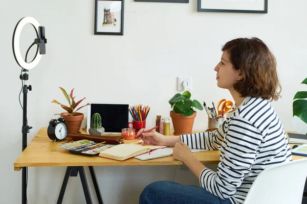 Artista Feminina Filmando Processo Ilustração Casa Blogueiro Criativo Trabalhando Casa — Fotografia de Stock