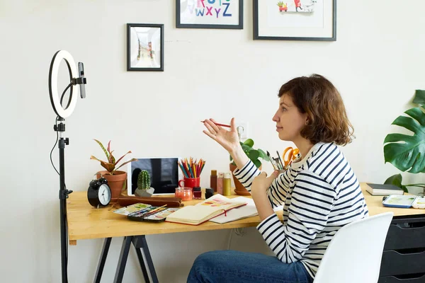 Жінка Художниця Знімає Ілюстрації Вдома Креативний Блогер Який Працює Дому — стокове фото