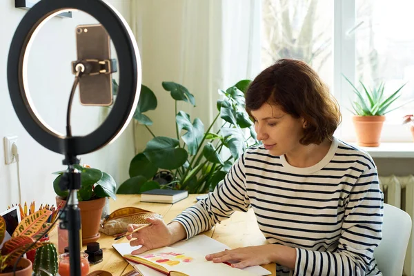 Artista Feminina Filmando Processo Ilustração Casa Blogueiro Criativo Trabalhando Casa — Fotografia de Stock