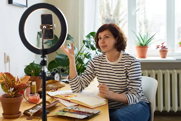 Online Eğitim Için Evde Tasarım Atölyesi Çeken Kadın Sanatçı Halka — Stok fotoğraf