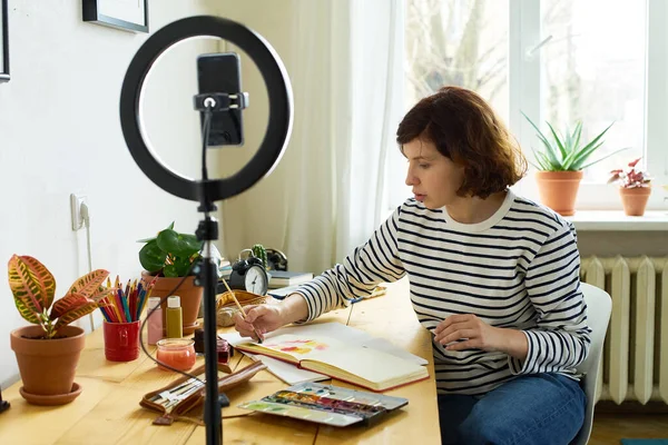 Online Eğitim Için Evde Tasarım Atölyesi Çeken Kadın Sanatçı Halka — Stok fotoğraf