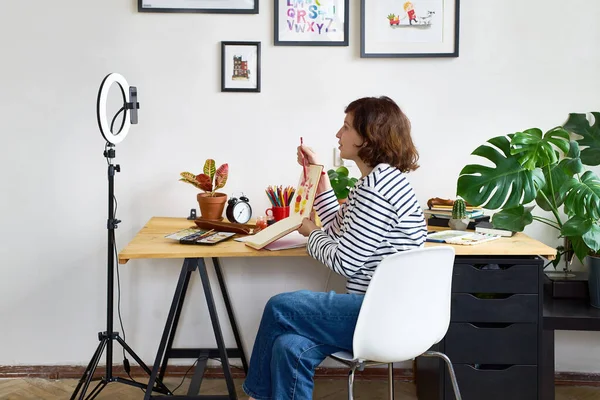 Γυναίκα Καλλιτέχνης Κινηματογράφηση Εργαστήριο Σχεδιασμού Στο Σπίτι Για Online Εκπαίδευση — Φωτογραφία Αρχείου