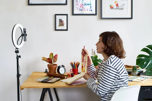 Karantina Sırasında Çevrimiçi Eğitim Için Resim Çeken Kadın Sanatçı Evde — Stok fotoğraf